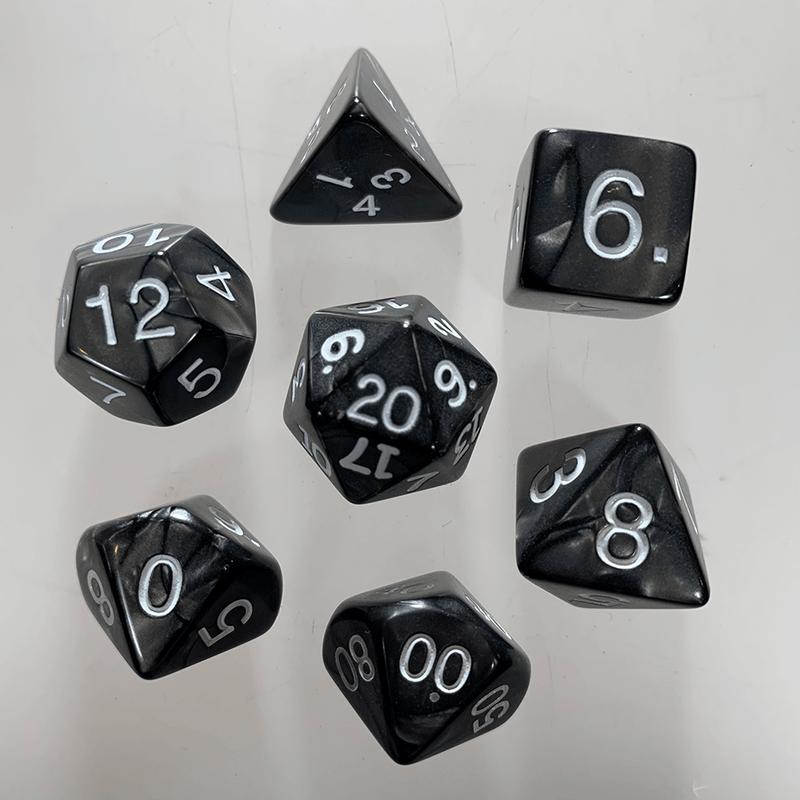 Dice 7-Set Pearlized (16mm) Charcoal / White